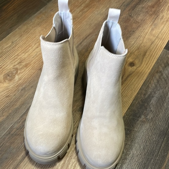 Steve Madden Howler Ankle Boots, 6.5, Sand Suede. New, never worn. In box - Picture 5 of 6